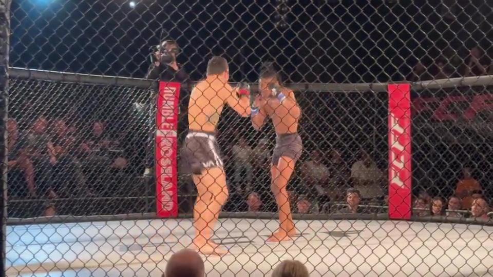 可怕的时刻 MMA 选手在 TKO 比赛中仅八秒后腿就折断，随后对手残酷地嘲笑他