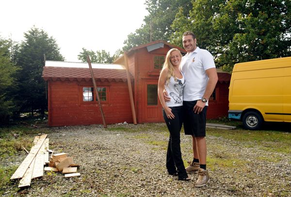 令人难以置信的照片显示泰森·富里和妻子帕丽斯在价值 3.5 万英镑的小木屋外 – 在拳击冠军积累了 3 亿英镑的财富之前