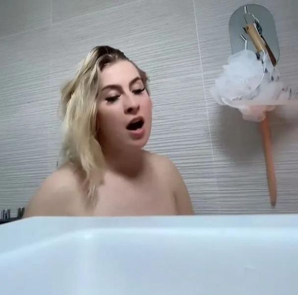 阿斯特丽德·韦特 (Astrid Wett) 在洗澡时脱光衣服唱《小美人鱼》，但歌迷的声音却出现了分歧，有人说“这让我的汽车警报器响了”