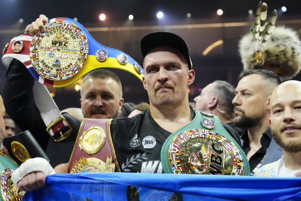 亚历山大·乌西克 (Oleksandr Usyk) 在拳击经典赛中击败泰森·富里 (Tyson Fury)，成为自 1999 年刘易斯以来第一位无可争议的重量级冠军