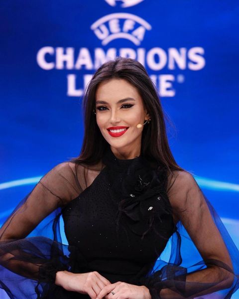 欧洲冠军联赛最美丽的主持人伊娃·穆拉蒂 (Eva Murati) 在多特蒙德队对阵巴黎圣日耳曼队的比赛中穿着优雅的服装，看起来令人惊叹