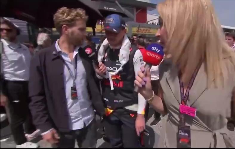 F1记者在天空体育现场采访马克斯·维斯塔潘时被拖走，球迷们惊呼“OMFG”