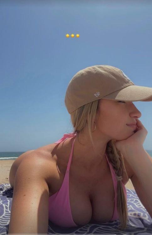 世界上最性感的排球明星凯拉·西蒙斯 (Kayla Simmons) 穿着比基尼在海滩上放松，让粉丝们大吃一惊