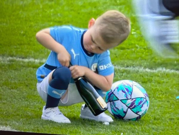 菲尔·福登 5 岁的儿子在曼城夺冠庆祝活动中尝试打开香槟的可爱时刻