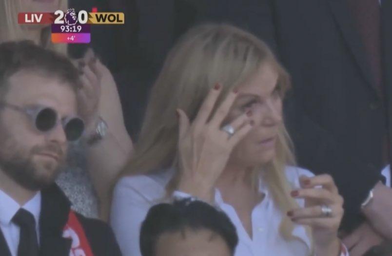 当利物浦主教练在激动人心的演讲中告别俱乐部时，尤尔根·克洛普的妻子乌拉泪流满面