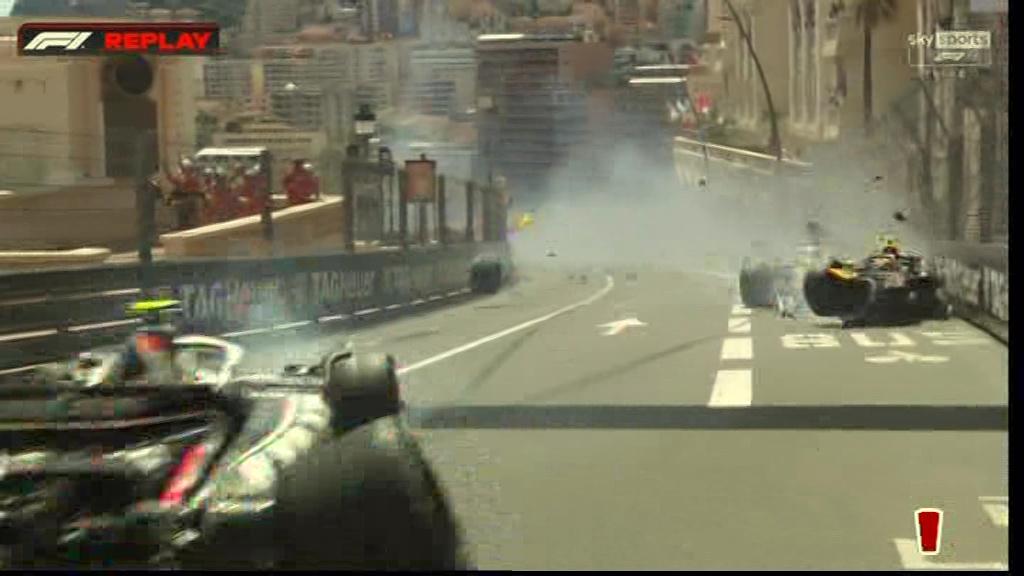 塞尔吉奥·佩雷斯的 F1 赛车在第一圈发生可怕的撞车事故后被撕成两半，摩纳哥大奖赛因红旗而停止