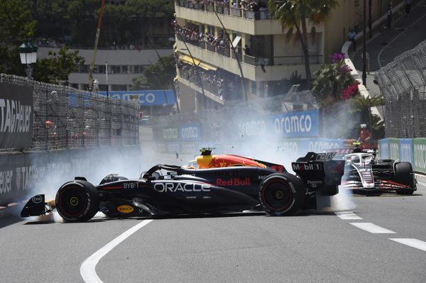 F1摄影师在摩纳哥大奖赛第一圈发生令人震惊的车祸后被飞溅的碎片击中，被送往医院