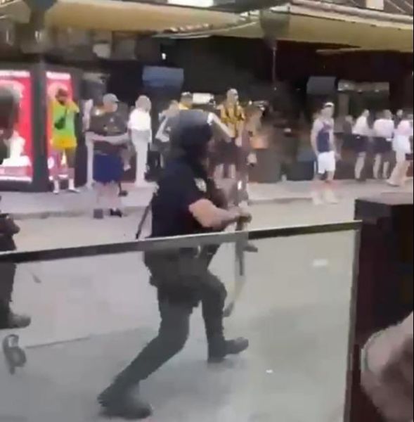 马略卡岛防暴警察向德国足球“极端分子”发射橡皮子弹，导致游客逃离英国霍尔斯热点地区