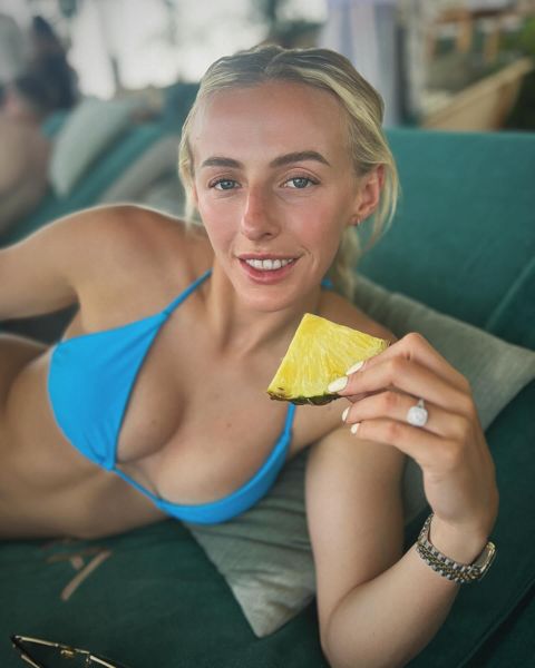 克洛伊·凯利 (Chloe Kelly) 度假时穿着蓝色比基尼大吃多汁的菠萝，粉丝们欢呼“华丽”的英格兰球星