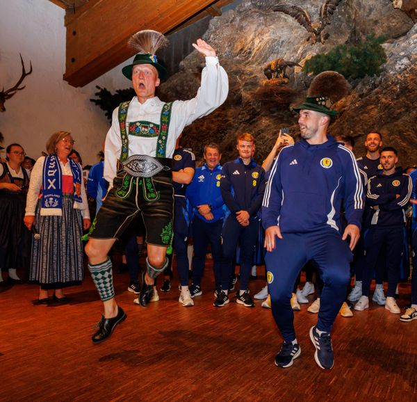 苏格兰队抵达德国参加欧洲杯，约翰·麦金 (John McGinn) 加入巴伐利亚 oompah 乐队