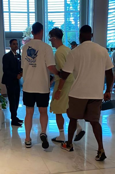 杰克·格拉利什 (Jack Grealish) 在迪拜错过了欧洲杯大名单后，在酒店里得到了帮助。
