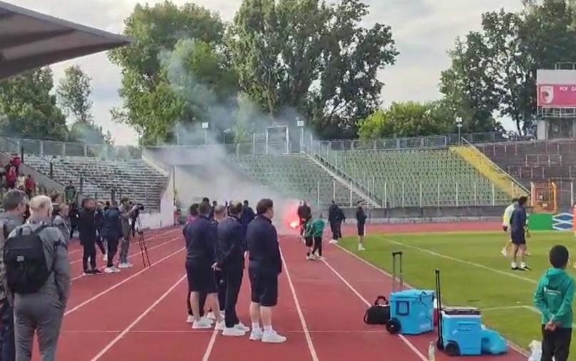 8000 名球迷在英格兰暴力威胁下涌向体育场，投掷烟弹的塞尔维亚极端分子试图冲击自己的训练