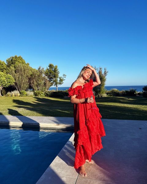 英超联赛“最炙手可热的摇摆人”身着大胆的红色连衣裙，与曼联明星丈夫在葡萄牙度假
