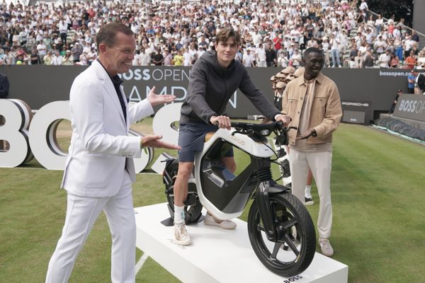 英国网球王牌杰克·德雷珀因巡回赛获胜而获得价值 1.9 万英镑的电动摩托车，但这本来是为了他的对手犯下的巨大错误