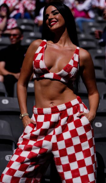 世界杯“最性感球迷”伊万娜·诺尔因“有史以来最不专业的电视”而与电视主持人劳拉·旺托拉发生激烈争吵