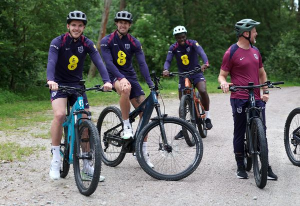 塞尔维亚队获胜后，索斯盖特引入了新的训练方法，英格兰球星们在风景优美的自行车赛上骑行