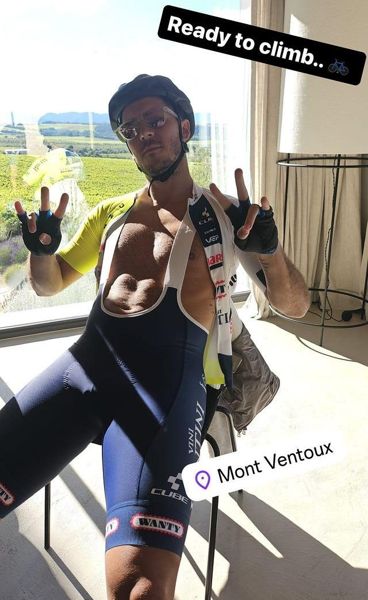 就在斯坦福桥回归足球援助的几天前，切尔西传奇人物伊登·阿扎尔骑自行车攀登标志性的山峰
