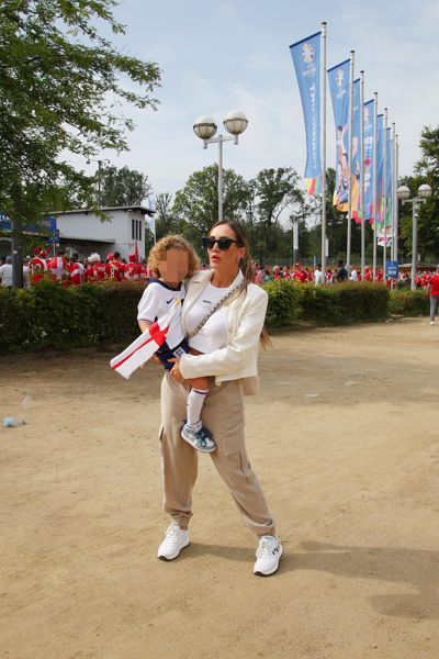 劳伦·古德曼和安妮·基尔纳双双出现在德国体育场，孩子们观看父亲凯尔·沃克在欧洲杯比赛中比赛