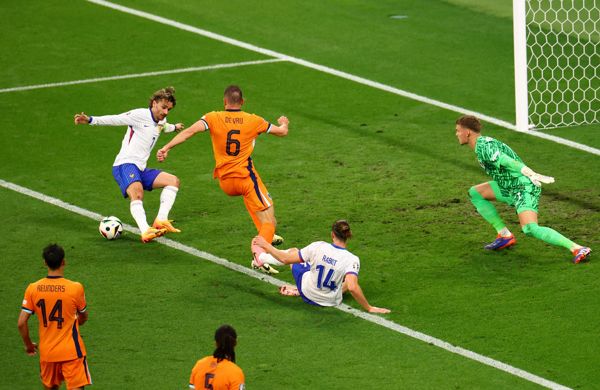 荷兰0法国0：荷兰人在VAR争议后感到愤怒，因为没有姆巴佩的法国队的斗争是浪费