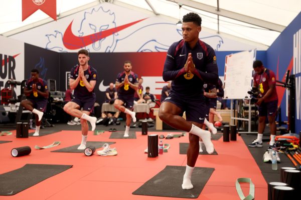 英格兰球星在与丹麦战平后，在赛后瑜伽课中锻炼身体