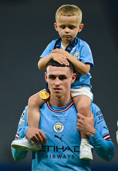 菲尔·福登 (Phil Foden) 在 2024 年欧洲杯上佩戴“幸运”护腿板，与英格兰球星的社交媒体巨星儿子 5 岁一起亮相