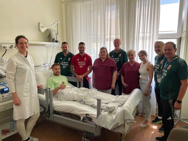 匈牙利球星瓦尔加在遭受恐怖伤害后首次在医院病床上拍照，脸上缠着绷带，女友在身边