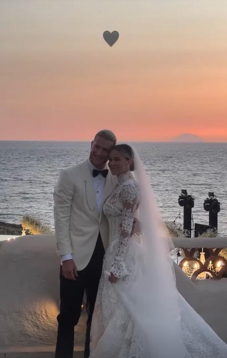前英超球星洛里斯·卡里乌斯与体育节目主持人瓦格·迪莱塔·莱奥塔在众星云集的西西里举行婚礼