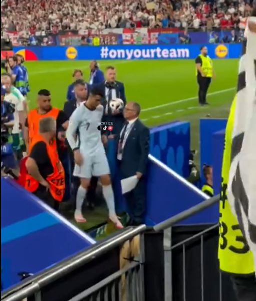 观看恐怖时刻，葡萄牙队在 2024 年欧洲杯惨败后，克里斯蒂亚诺·罗纳尔多 (Cristiano Ronaldo) 避免被球迷用两脚踩住