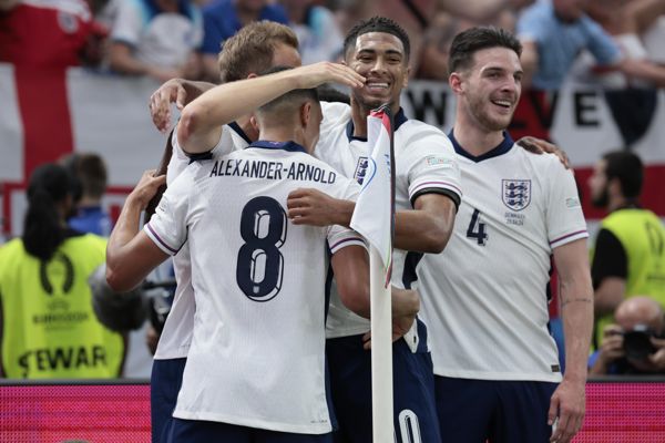 英格兰队在 2024 年欧洲杯 16 强赛中迎战斯洛伐克，葡萄牙队意外输给格鲁吉亚队后，三狮军团以有利的比分获胜