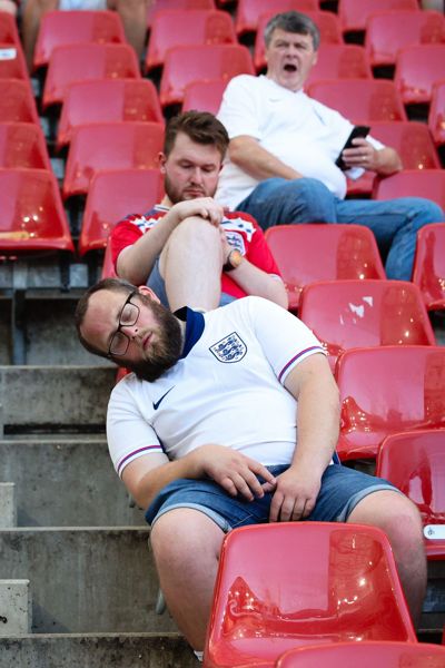 三狮军团球迷表示，英格兰队太无聊了，他们让我睡着了，但我没想到会像这样被叫醒