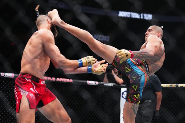 UFC 303 裁判因亚历克斯·佩雷拉 (Alex Pereira) 对阵吉里·普罗查兹卡 II (Jiri Prochazka II) 的停赛而受到严厉批评，传奇人物尖叫着“停止战斗”