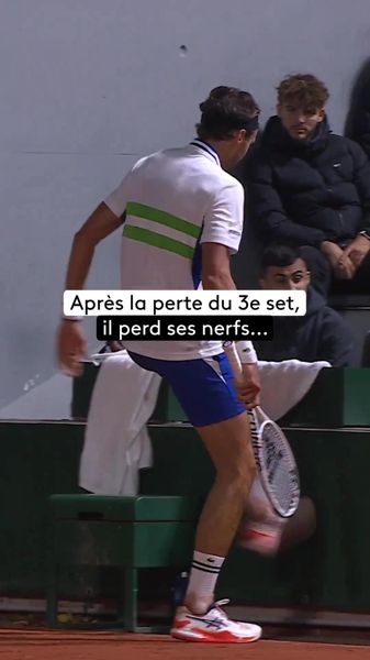观看法国网球公开赛球星在比赛中踢栏杆受伤后被迫退赛的尴尬时刻