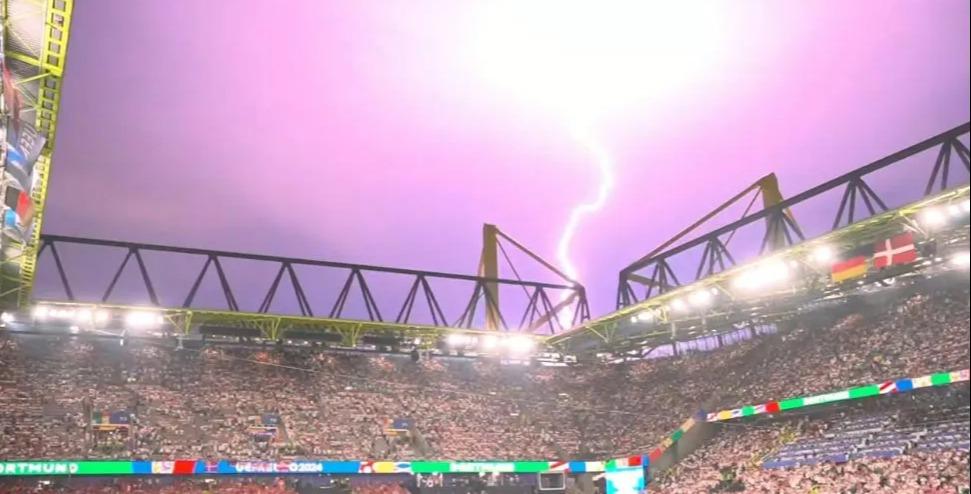德国 2 丹麦 0: 东道主在闪电、暴雨和 VAR 的帮助下成功度过了 2024 年欧洲杯最混乱的冲突