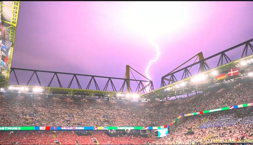 2024年欧洲杯体育场遭遇雷击，球员被送往更衣室，德国队与丹麦队的比赛暂停