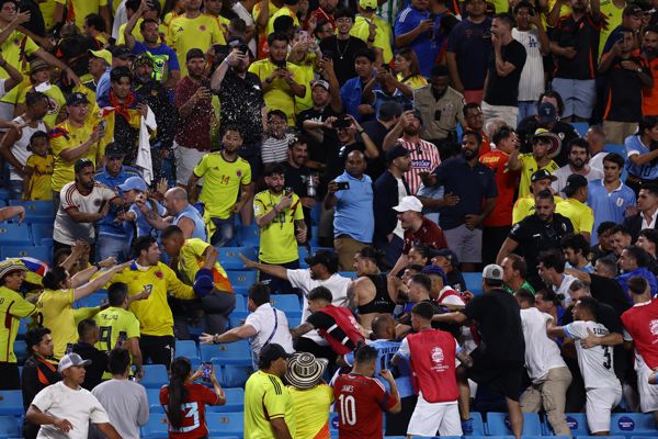 观看令人震惊的时刻，利物浦和乌拉圭球星达尔文·努涅斯与球迷搏斗，从“醉酒支持者”手中救出家人