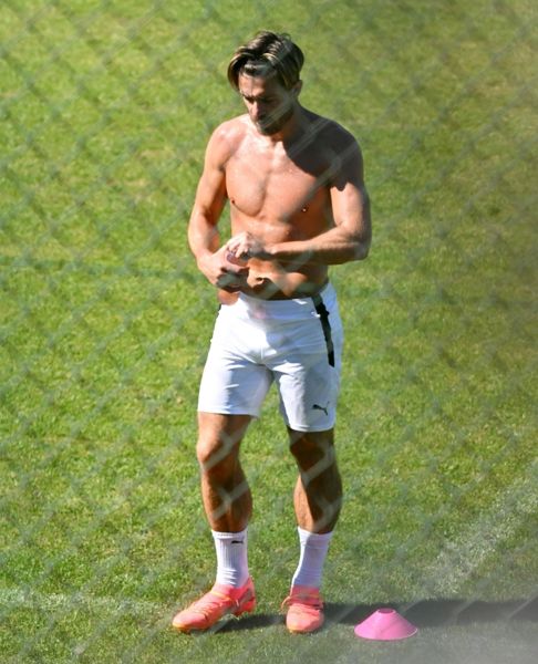 2024 年欧洲杯决赛前夕，曼城在葡萄牙独自训练，赤裸上身的杰克·格里利什看上去浑身撕裂