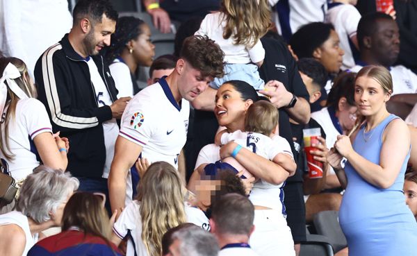 2024 年欧洲杯决赛输给西班牙令人心碎后，英格兰球星在看台上受到瓦格斯和家人的安慰