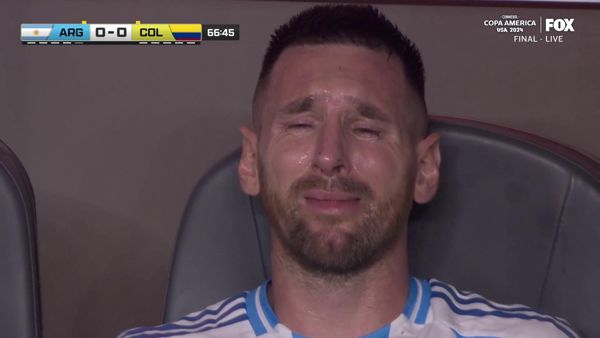 心碎的莱昂内尔·梅西在替补席上哭泣，因为令人作呕的伤病迫使他退出美洲杯决赛