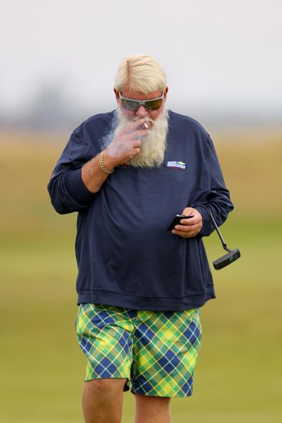 约翰·戴利 (John Daly) 在英国公开赛前在皇家特伦 (Royal Troon) 练习时穿着非常大胆的服装，抽着烟