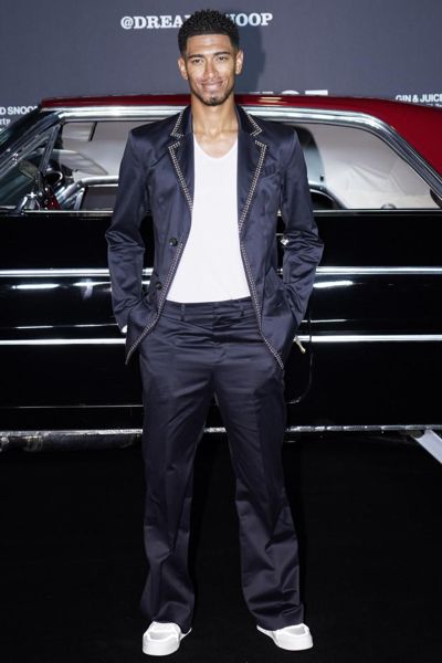 裘德·贝林厄姆 (Jude Bellingham) 与埃米纳姆 (Eminem)、伊德里斯·艾尔巴 (Idris Elba) 和维吉尔·范迪克 (Virgil van Dijk) 在 Dr Dre 和 Snoop Dogg 推出的 Gin & Juice 发布会上举行派对
