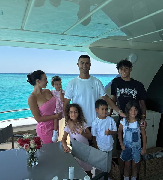 乔治娜·罗德里格斯 (Georgina Rodriguez) 与克里斯蒂亚诺·罗纳尔多 (Cristiano Ronaldo) 一起度假，身着比基尼展现丰满身材