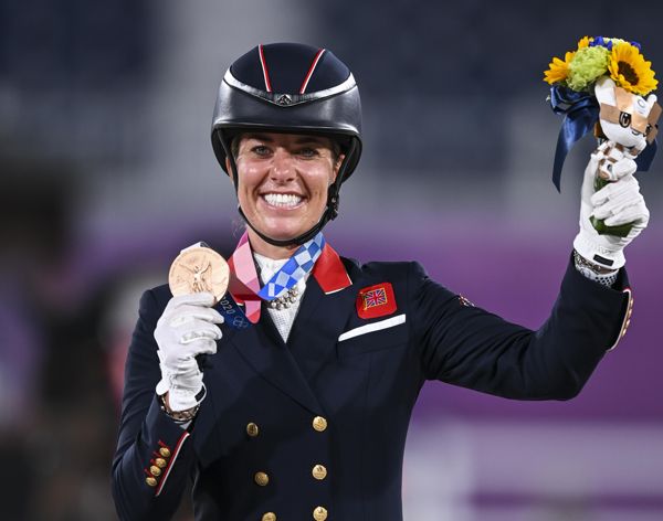 英国奥运选手在 2024 年巴黎奥运会前被禁赛后，夏洛特·杜雅尔丁 (Charlotte Dujardin) 鞭打马的视频出现