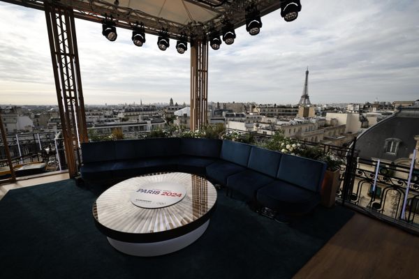 走进 Eurosport 令人惊叹的屋顶演播室，劳拉·伍兹 (Laura Woods) 将在埃菲尔铁塔前展示 2024 年巴黎奥运会