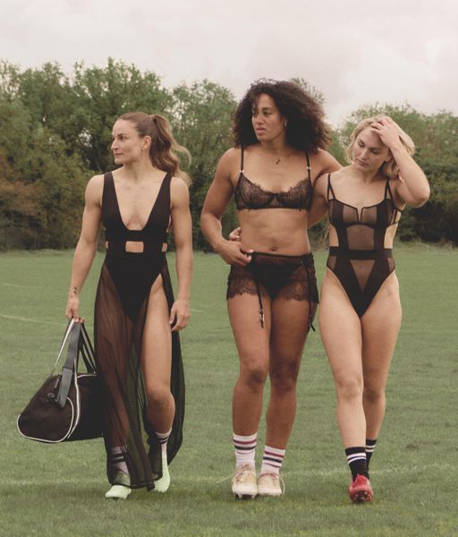 英国橄榄球队明星穿着内衣的“性别歧视”广告活动引起愤怒，前奥运选手抨击使用“色情内衣”