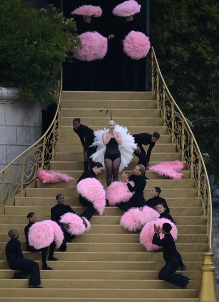 观看 2024 年巴黎奥运会开幕式上 Lady Gaga 舞者从舞台上摔下的恐怖时刻