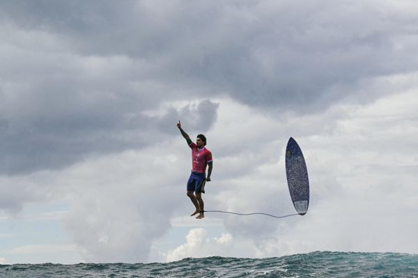 冲浪运动员加布里埃尔·梅迪纳 (Gabriel Medina) 的“奥运会照片”在网上疯传，粉丝们在史诗般的庆祝活动后认为这是假的