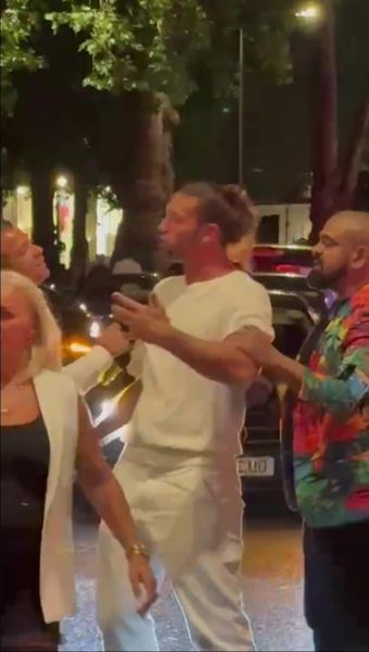 令人震惊的视频显示，醉酒的Prem ace安迪·卡罗尔(Andy Carroll)在凌晨1点斗殴中衬衫被撕破后，在豪华街道上对旁观者大喊大叫