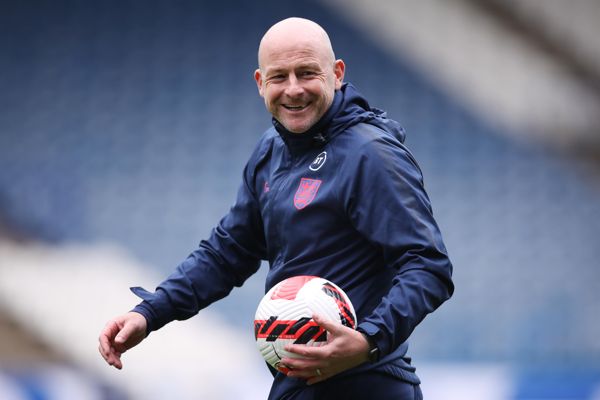 李·卡斯利 (Lee Carsley) 接替加雷斯·索斯盖特 (Gareth Southgate) 担任英格兰临时主帅，此前他执教了令人难以置信的八年任期