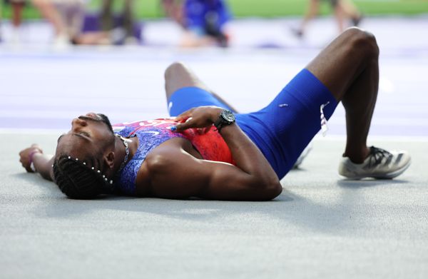 诺亚·莱尔斯 (Noah Lyles) 跑完 200 米后晕倒并坐在轮椅上，美国奥运代表队在赛后几秒透露他感染了新冠病毒