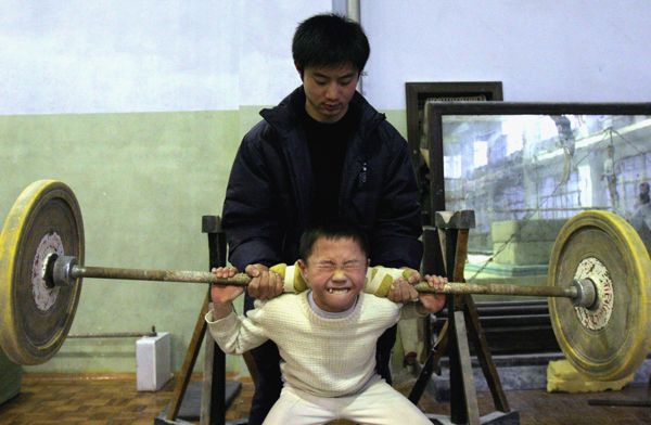 走进中国“不惜一切代价赢得胜利”的奥运“大红色机器”：儿童训练营、DNA选择和类固醇争议